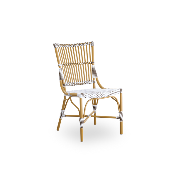 Vista lateral de la silla de comedor exterior Monique. Estructura de aluminio color almendra con asiento tejido en ArtFibre blanco con puntos marrones. Inspirada en el diseño de bistró de los años 50.