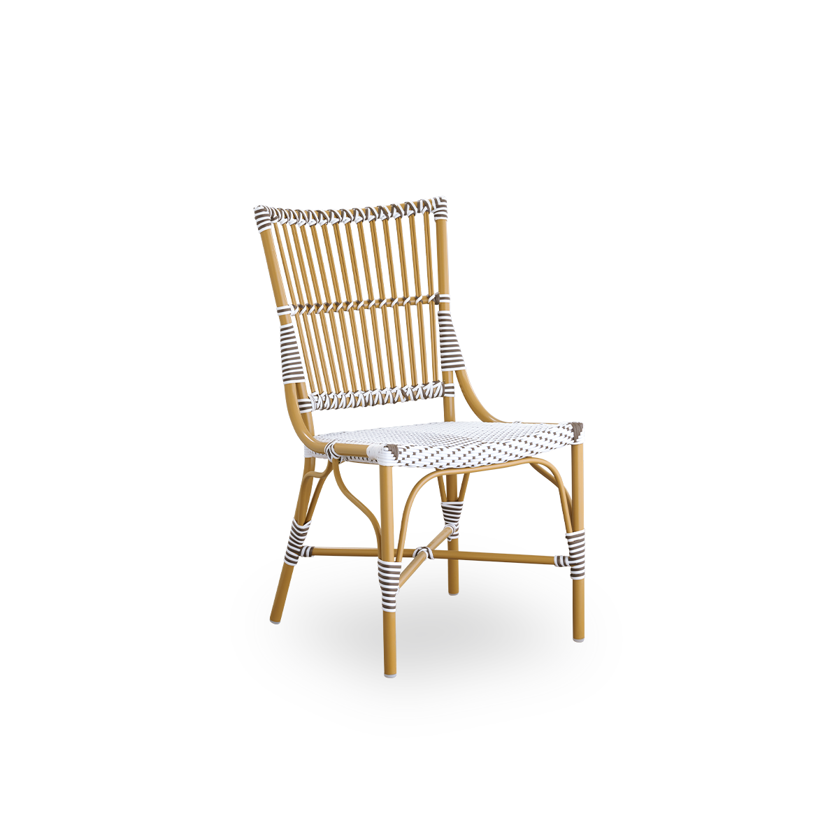 Vista lateral de la silla de comedor exterior Monique. Estructura de aluminio color almendra con asiento tejido en ArtFibre blanco con puntos marrones. Inspirada en el diseño de bistró de los años 50.