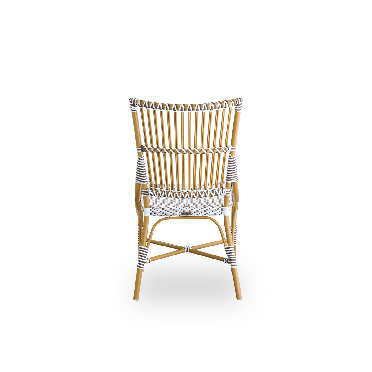 Vista desde atrás de la silla de comedor exterior Monique. Estructura de aluminio color almendra con asiento tejido en ArtFibre blanco con puntos marrones. Inspirada en el diseño de los bistrós de los años 50.