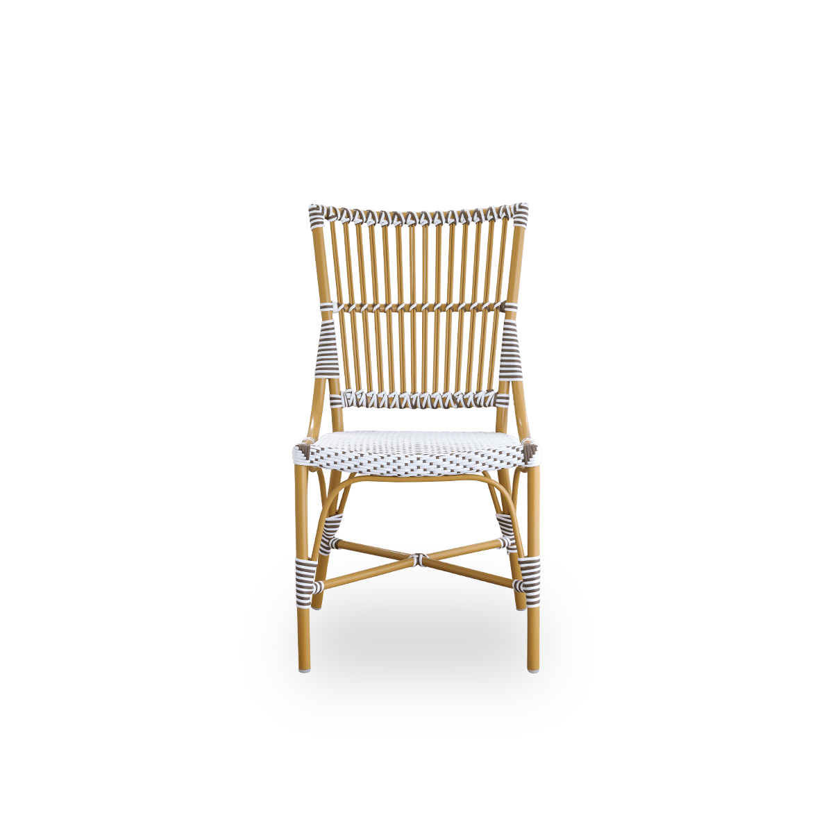 Vista frontal de la silla de comedor exterior Monique.
Estructura de aluminio color almendra con asiento tejido en ArtFibre blanca con puntos marrones. Inspirada en el diseño de los bistrós de los años 50.