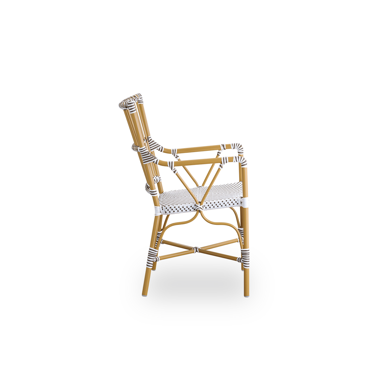 Vista lateral sencilla de la silla Monique para comedor exterior. Estructura de aluminio en color almendra con asiento tejido con ArtFibre en blanco con puntos marrones. Inspirada en el diseño de bistró de los años 50.