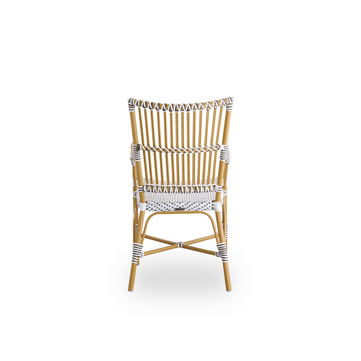 Vista desde atrás de la silla de comedor exterior Monique con reposabrazos. Estructura de aluminio color almendra con asiento tejido en ArtFibre blanco con puntos marrones. Inspirada en el diseño de los bistrós de los años 50.