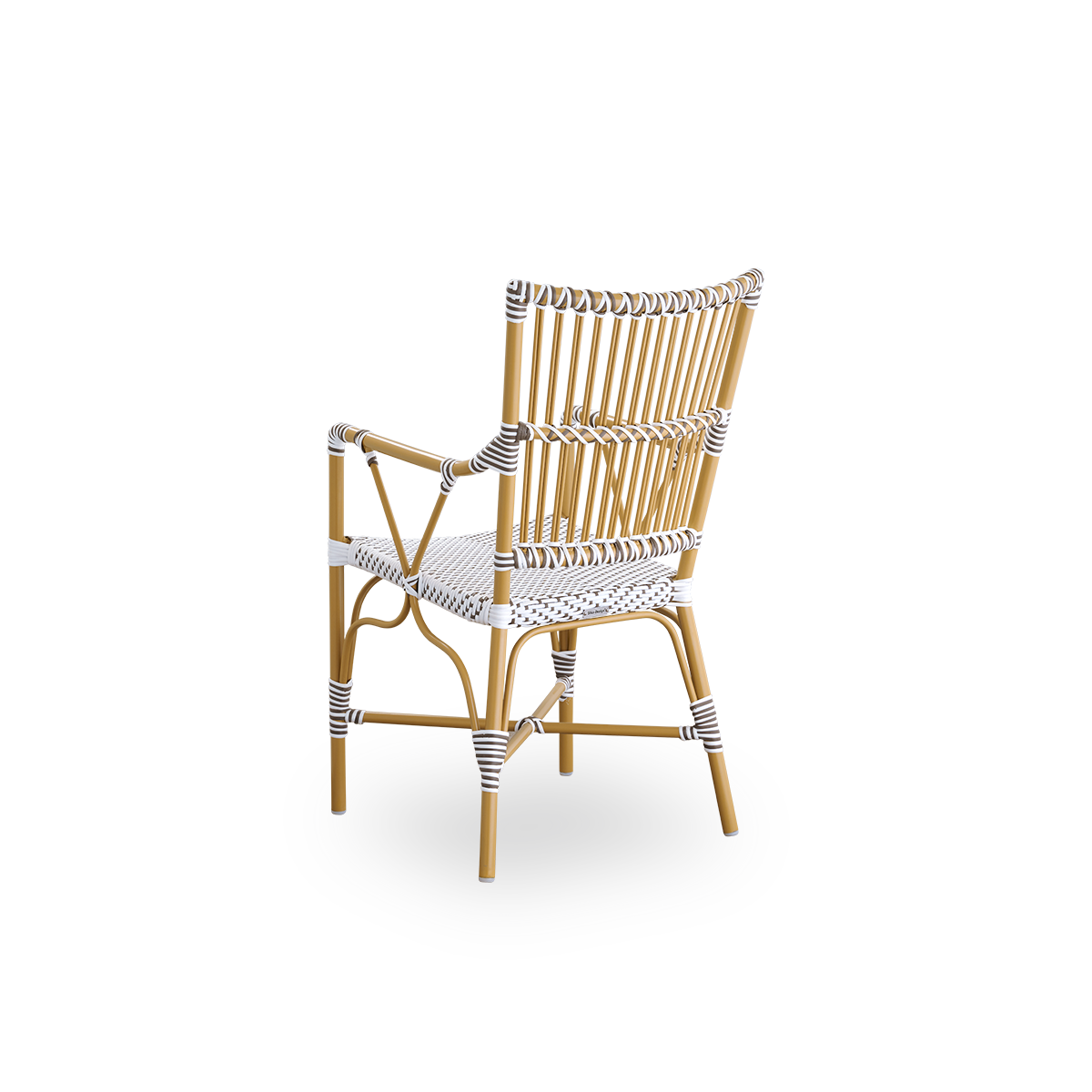 Vista trasera del sillón de comedor exterior Monique.
Estructura de aluminio color almendra con asiento tejido en ArtFibre blanco con puntos marrones. Inspirada en el diseño de bistró de los años 50.