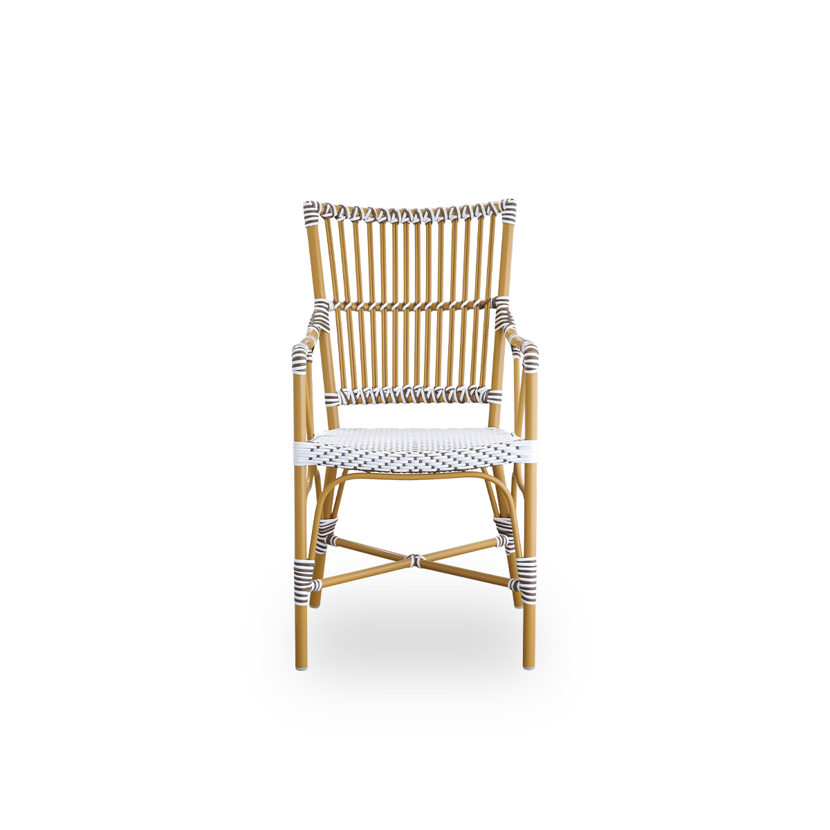 Vista frontal del sillón de comedor exterior Monique.
Estructura de aluminio color almendra con asiento tejido en ArtFibre blanca con puntos marrones. Inspirada en el diseño de los bistrós de los años 50.