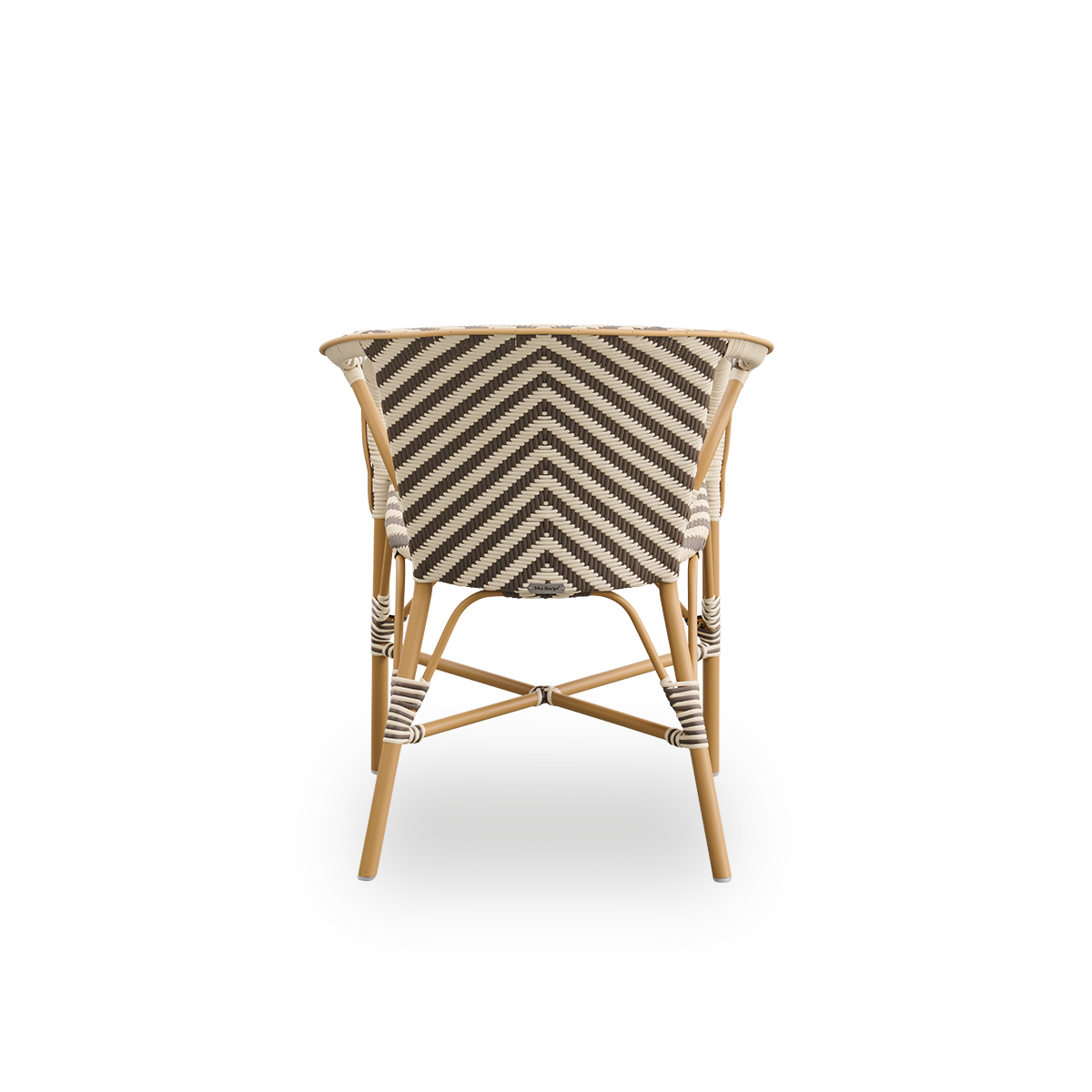 Vista desde atrás de la silla de comedor exterior Madeleine con reposabrazos. Estructura de aluminio color almendra con asiento y respaldo tejidos en ArtFibre con un patrón de espiga en tonos marfil y marrón.