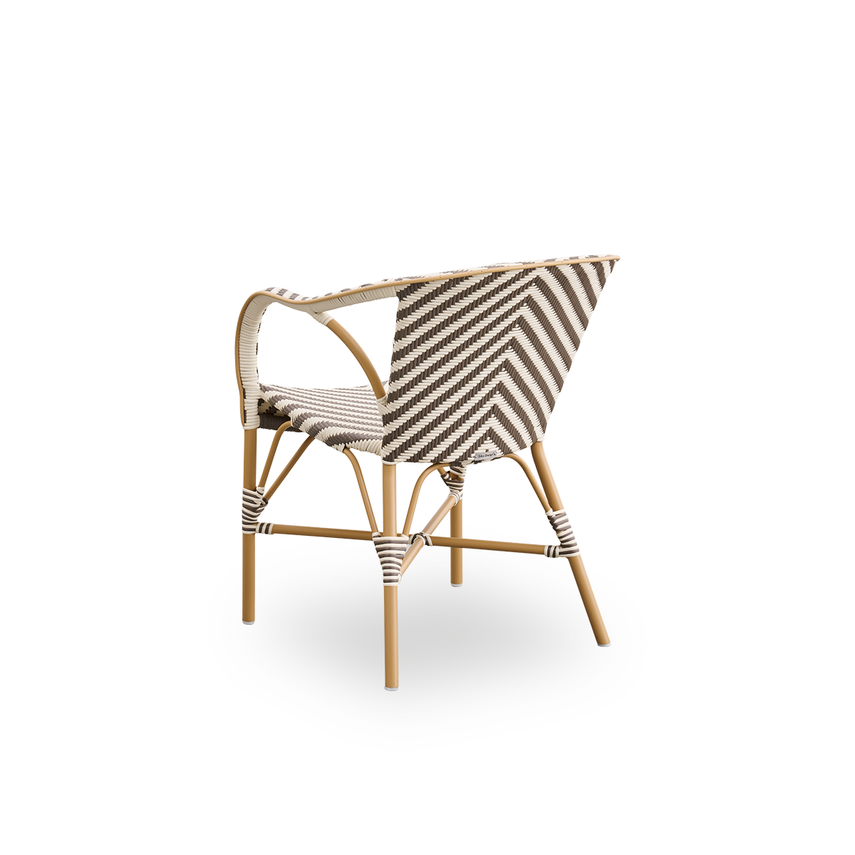 Vista trasera del sillón de comedor exterior Madeleine.
Estructura de aluminio color almendra con asiento y respaldo tejidos en ArtFibre con un patrón de espiga en color marfil y marrón.