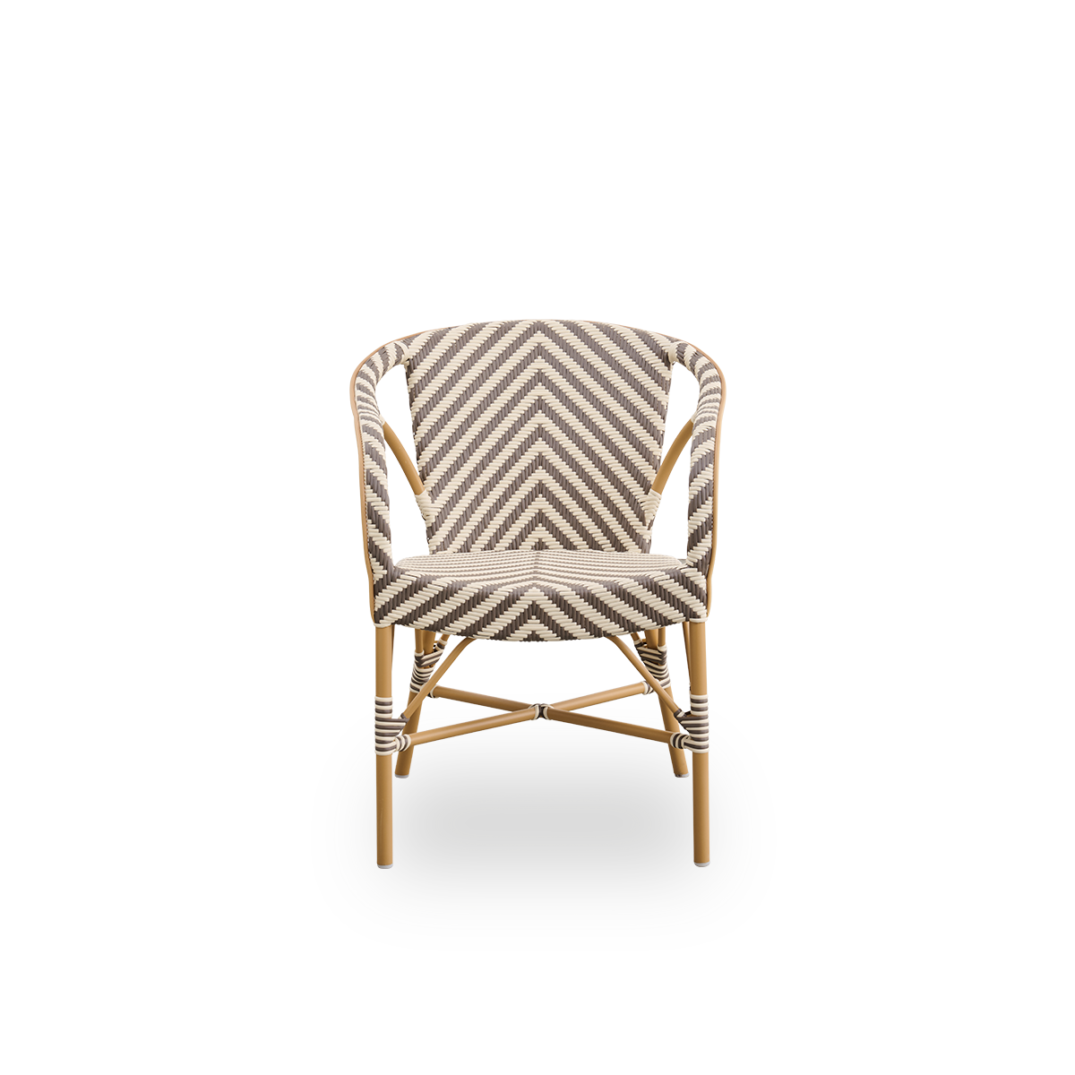 Vista frontal del sillón de comedor exterior Madeleine.
Estructura de aluminio color almendra con asiento y respaldo tejidos en ArtFibre en un patrón de espiga en marfil y marrón.