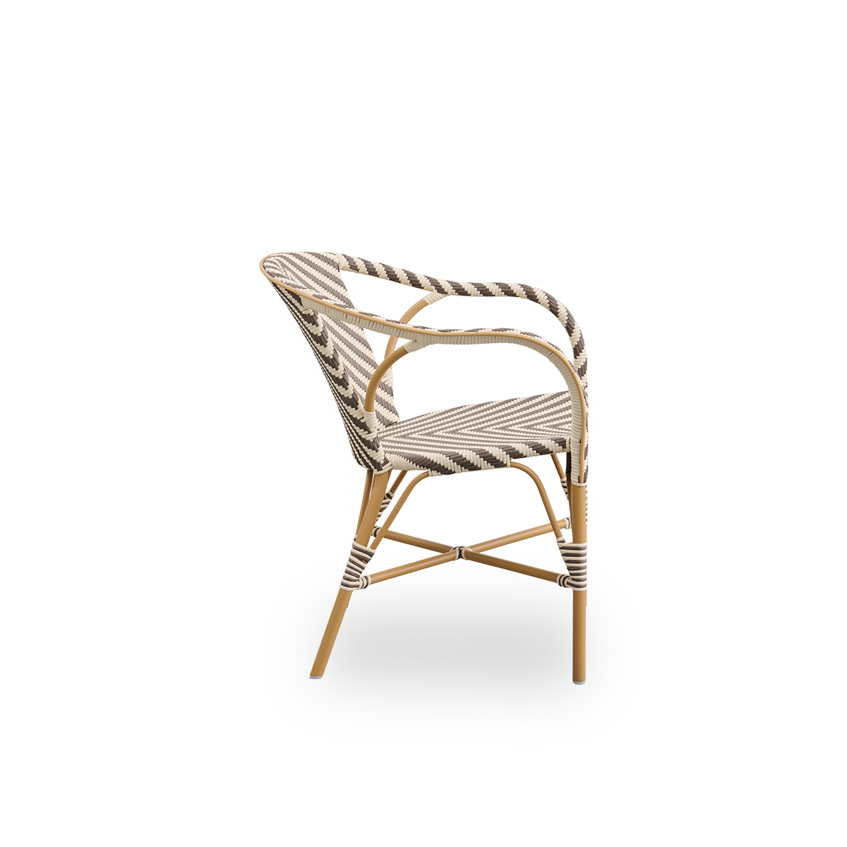 Vista lateral de la silla de comedor de exterior Madeleine con reposabrazos. Estructura de aluminio color almendra con asiento y respaldo en ArtFibre con patrón de espiga en marfil y marrón.