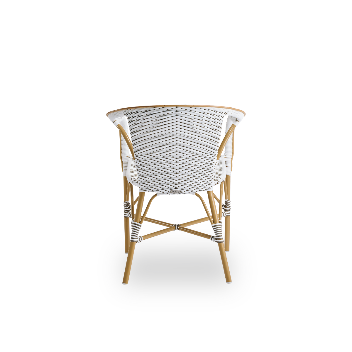 Vista desde atrás de la silla de comedor exterior Madeleine con reposabrazos. Estructura de aluminio color almendra con asiento y respaldo tejidos en ArtFibre marrón con puntos blancos.