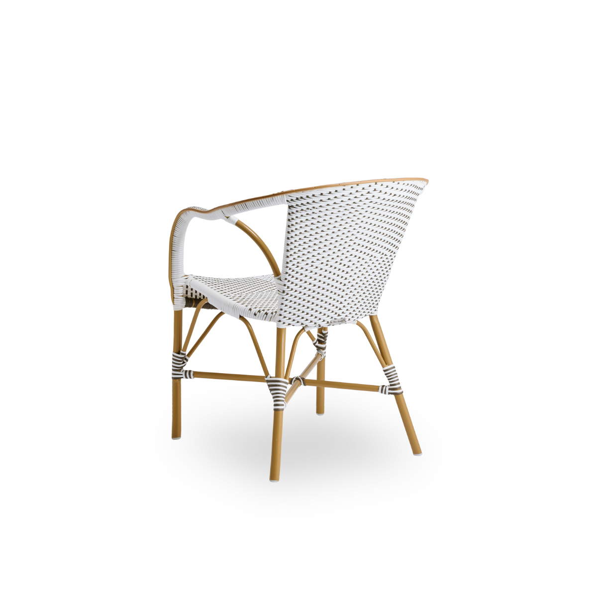 Vista trasera del sillón de comedor exterior Madeleine.
Estructura de aluminio color almendra con asiento y respaldo tejidos en ArtFibre marrón con puntos blancos.