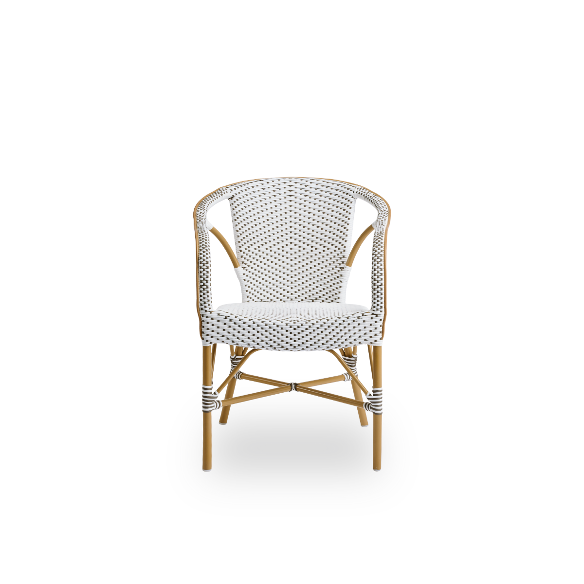 Vista frontal del sillón de comedor exterior Madeleine.
Estructura de aluminio color almendra con asiento y respaldo tejidos en ArtFibre marrón con puntos blancos.