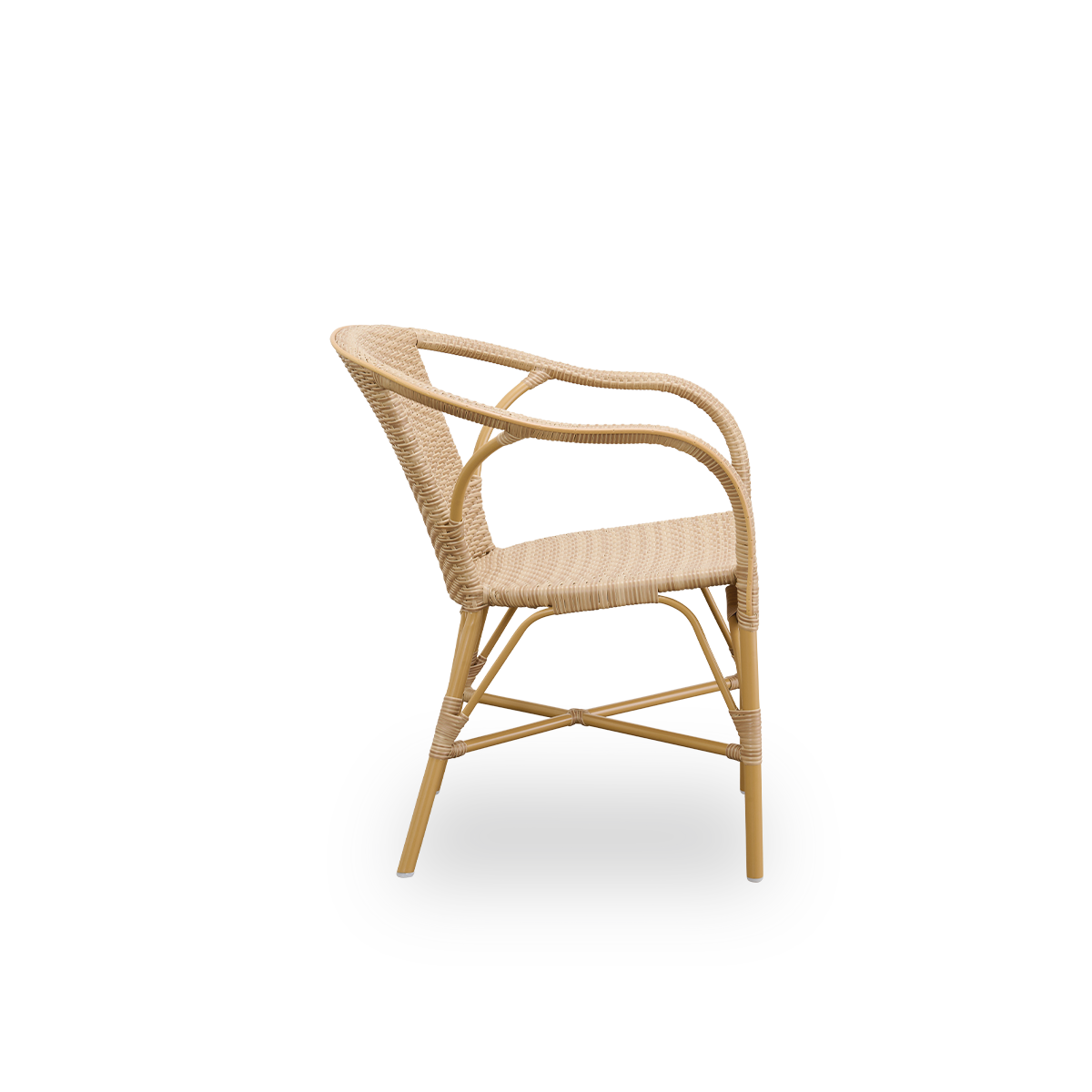 Vista lateral de la silla de comedor de exterior Madeleine con reposabrazos. Estructura de aluminio color almendra con asiento y respaldo en ArtFibre color natural.