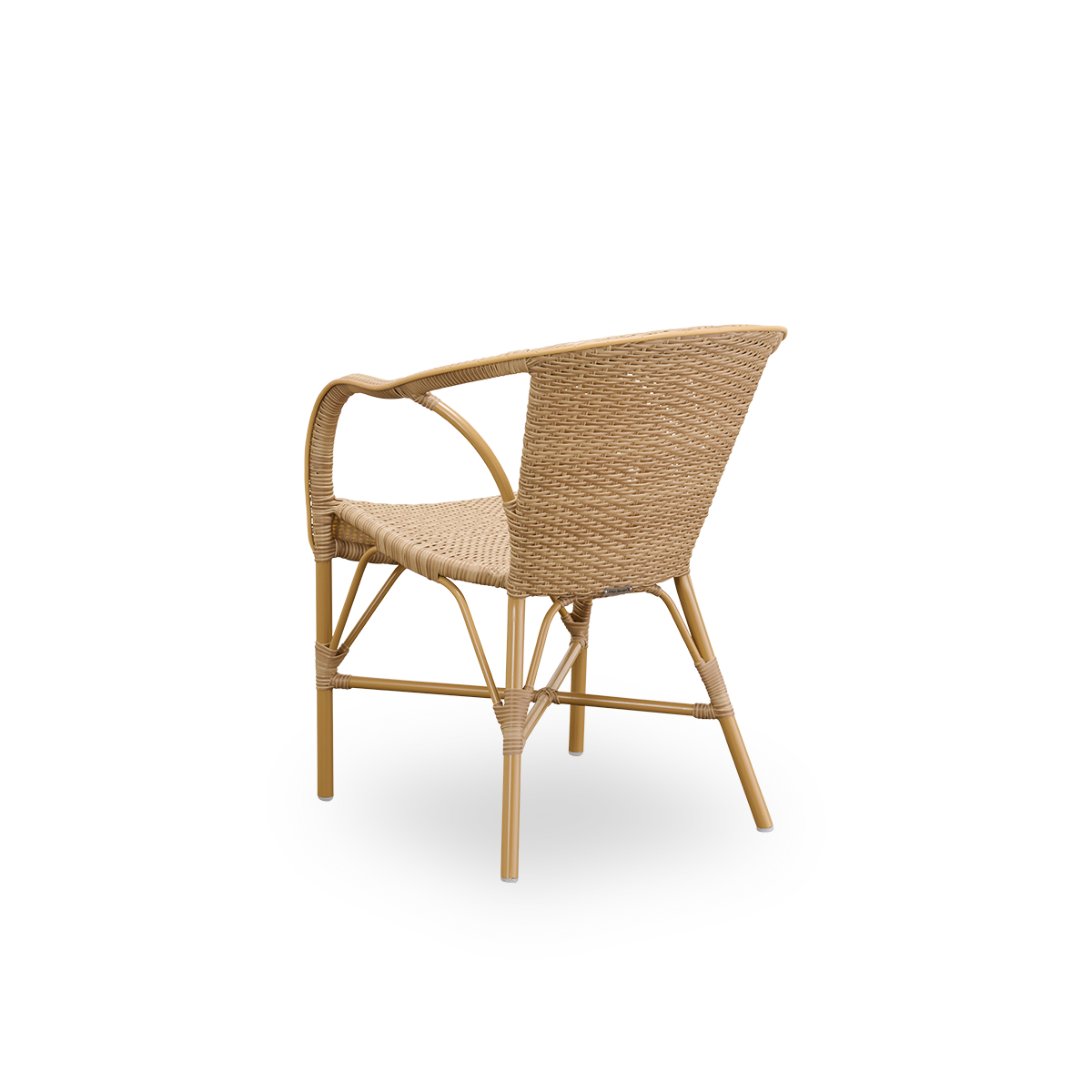 Vista trasera del sillón de comedor exterior Madeleine.
Estructura de aluminio color almendra con asiento y respaldo tejidos en ArtFibre de color natural.