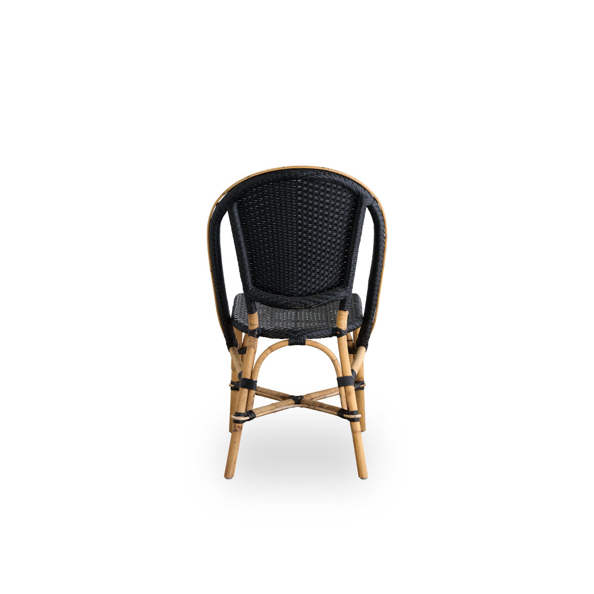 Vista trasera sencilla de la silla de comedor Sofie de ratán, inspirada en el estilo de los cafés franceses. Estructura de ratán con asiento y respaldo completamente tejidos, hechos a mano en ArtFibre de color negro. Silla bistró de ratán apilable.