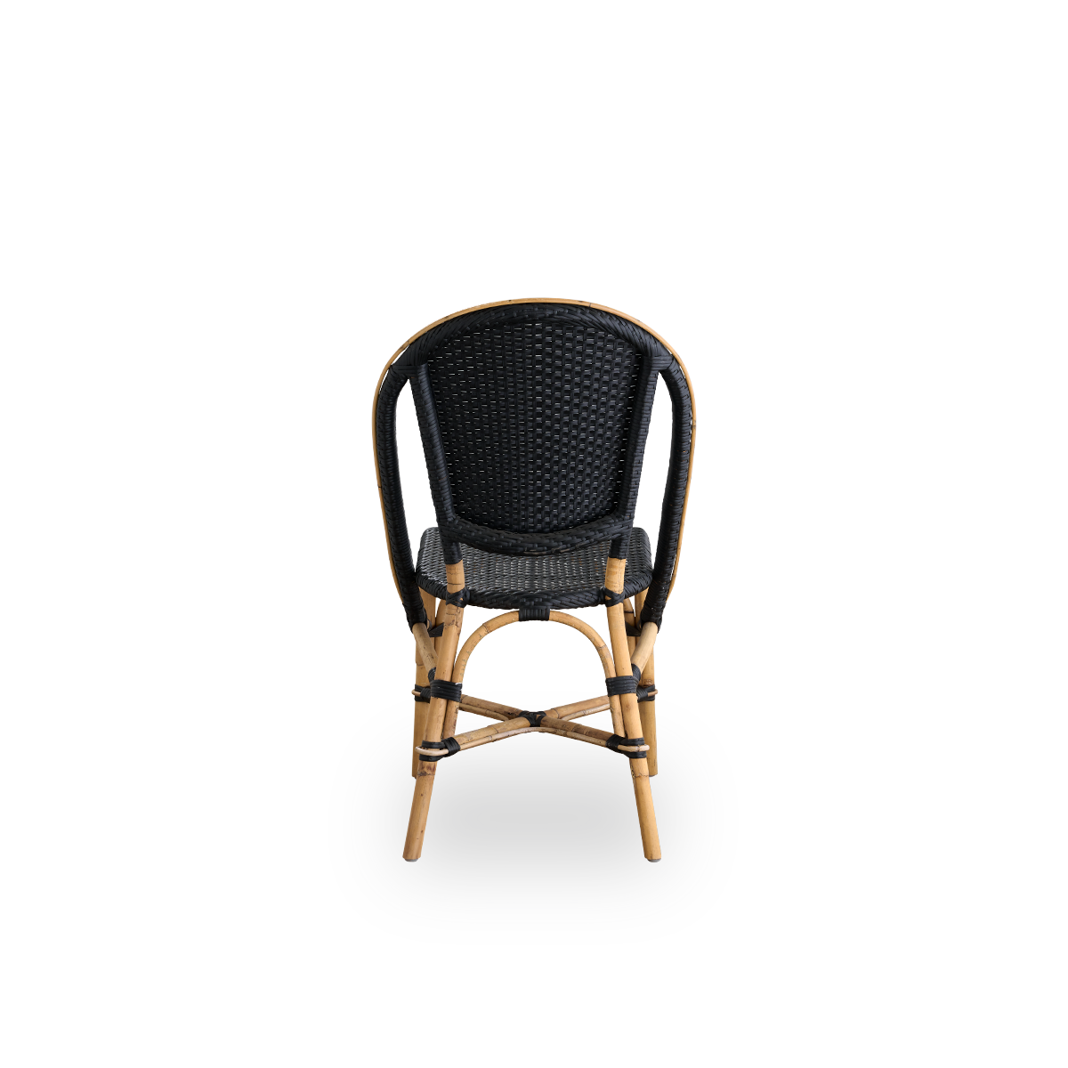 Vista trasera sencilla de la silla de comedor Sofie de ratán, inspirada en el estilo de los cafés franceses. Estructura de ratán con asiento y respaldo completamente tejidos, hechos a mano en ArtFibre de color negro. Silla bistró de ratán apilable.