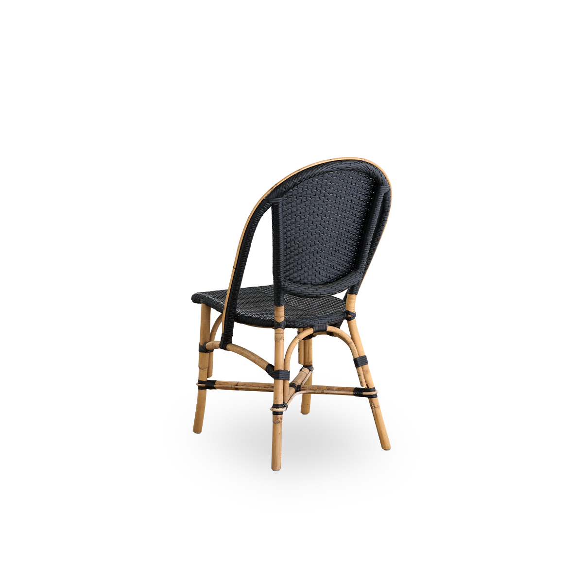 Vista trasera de la silla de comedor Sofie de ratán, inspirada en el estilo de café francés.
Estructura de ratán con asiento y respaldo completamente tejidos a mano en ArtFibre de color negro. Silla bistró de ratán apilable.