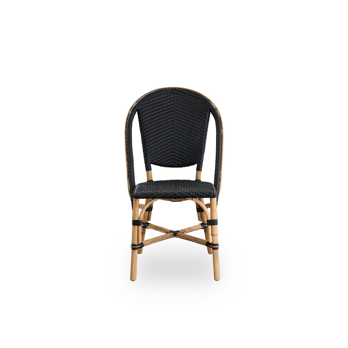 Vista frontal de la silla de comedor de ratán Sofie inspirada en el estilo de los cafés franceses.
Estructura de ratán con asiento y respaldo completamente tejidos a mano en ArtFibre de color negro. Silla bistró de ratán apilable.