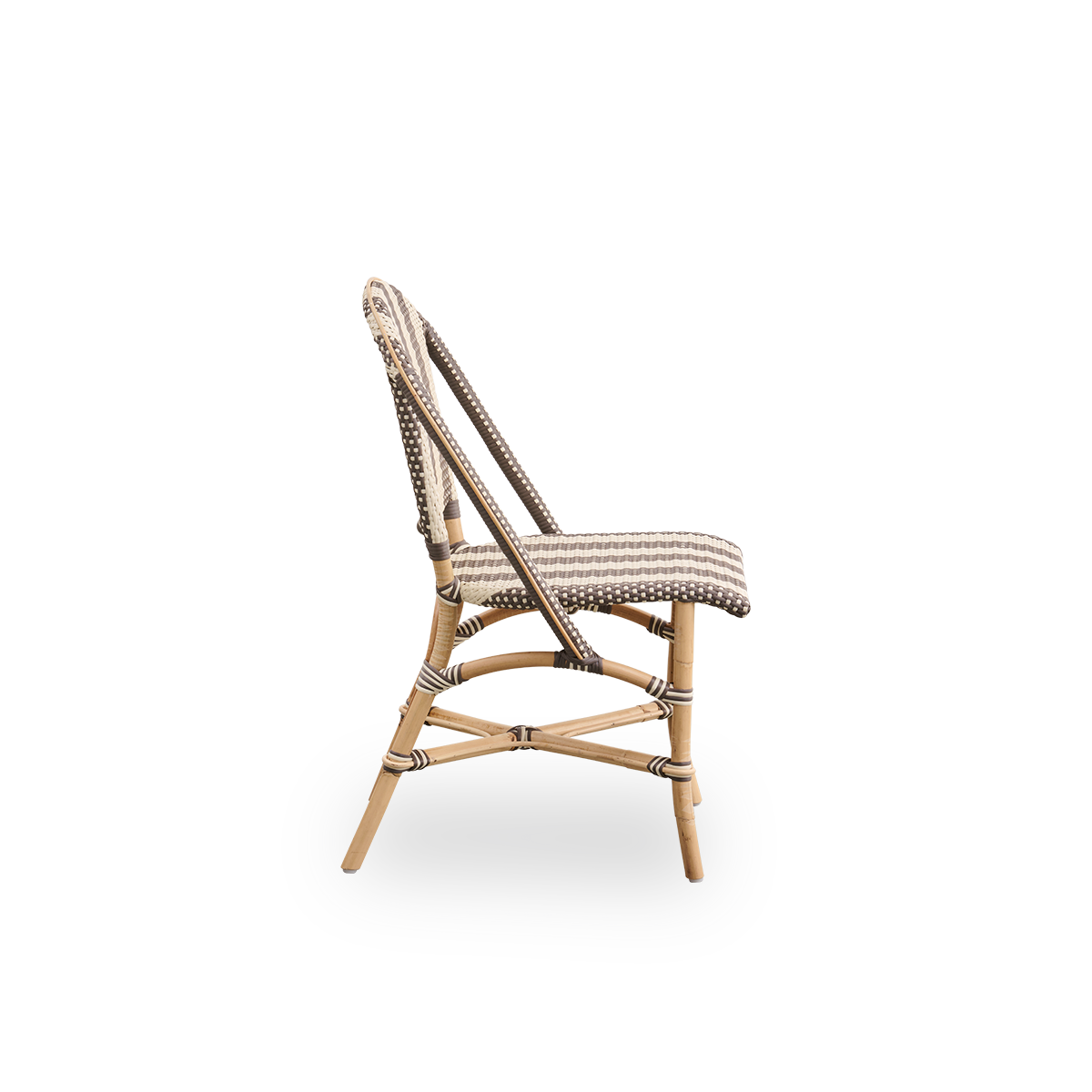 Vista lateral de la silla de comedor Sofie de ratán, inspirada en el estilo de café francés. Estructura de aluminio en color almendra con asiento y respaldo completamente tejidos a mano en ArtFibre con rayas anchas en marfil y marrón.