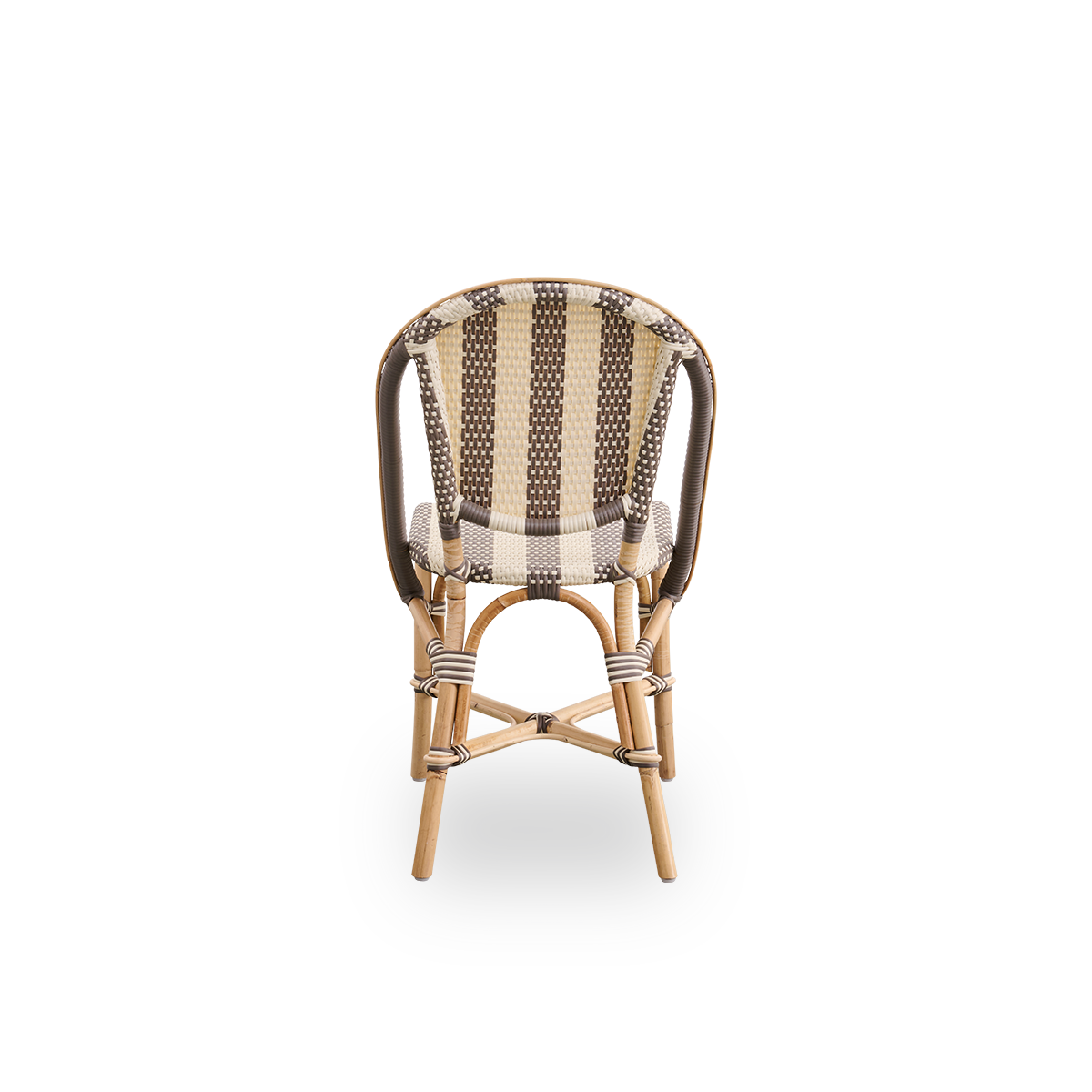 Vista trasera sencilla de la silla de comedor Sofie de ratán, inspirada en el estilo de los cafés franceses. Estructura de aluminio en color Almond con asiento y respaldo completamente tejidos, hechos a mano en ArtFibre con un patrón de rayas anchas en lo