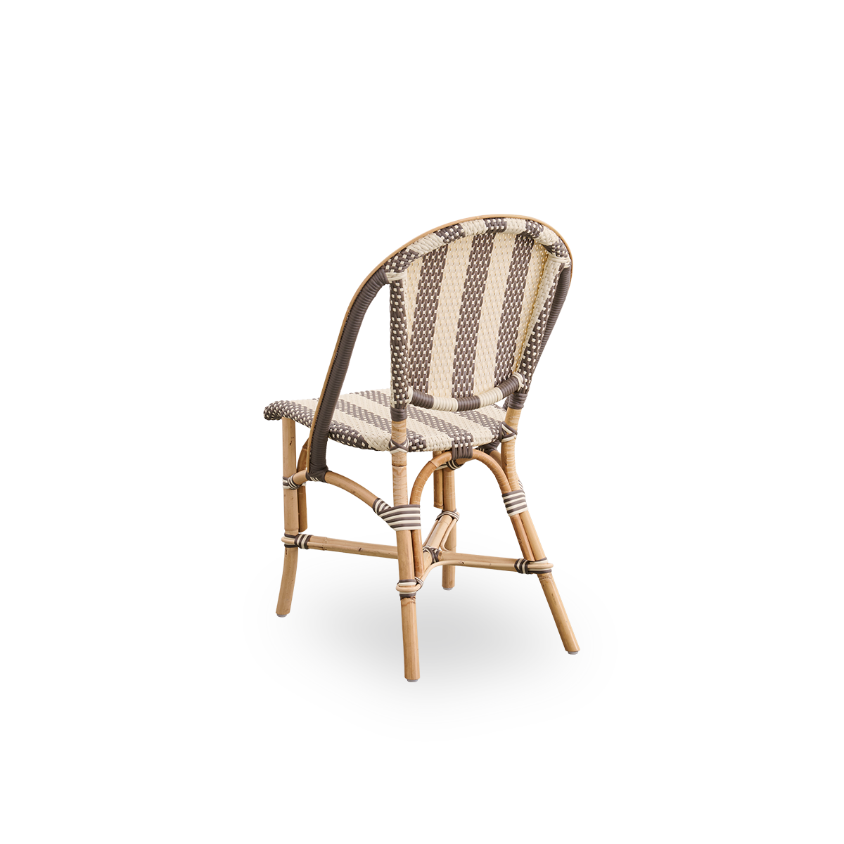 Vista trasera de la silla de comedor Sofie de ratán, inspirada en el estilo de café francés.
Estructura de aluminio color almendra con asiento y respaldo completamente tejidos a mano en ArtFibre con patrón de rayas anchas en marfil y marrón.