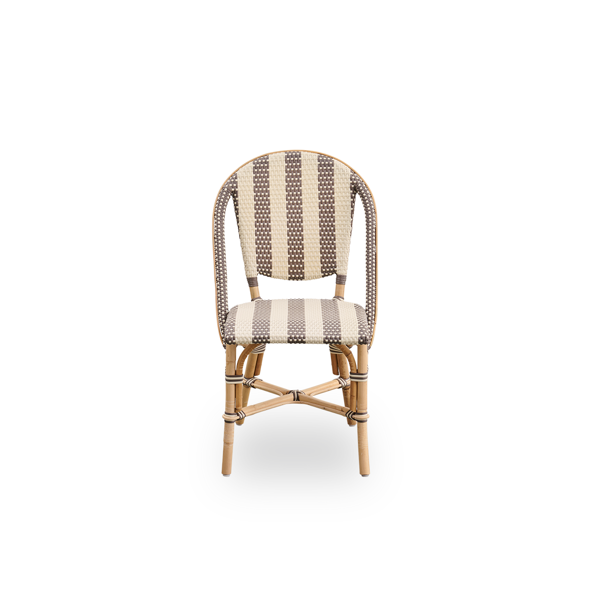 Vista frontal de la silla de comedor de ratán Sofie inspirada en el estilo de los cafés franceses.
Estructura de aluminio en color almendra con asiento y respaldo completamente tejidos a mano en ArtFibre con un diseño de rayas anchas en marfil y marrón.