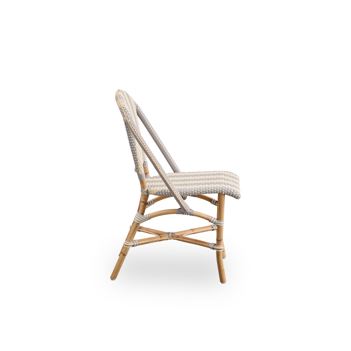 Vista lateral de la silla de comedor Sofie de ratán, inspirada en el estilo de café francés. Estructura de ratán con asiento y respaldo completamente tejidos a mano en ArtFibre con rayas anchas en marfil y gris. Silla de bistró de ratán apilable.