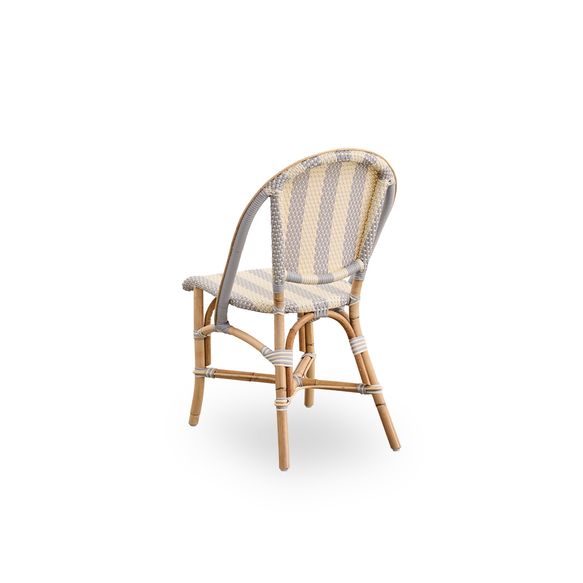 Vista trasera de la silla de comedor Sofie de ratán, inspirada en el estilo de café francés.
Estructura de ratán con asiento y respaldo completamente tejidos a mano en ArtFibre con patrón de rayas anchas en marfil y gris. Silla bistró de ratán apilable.