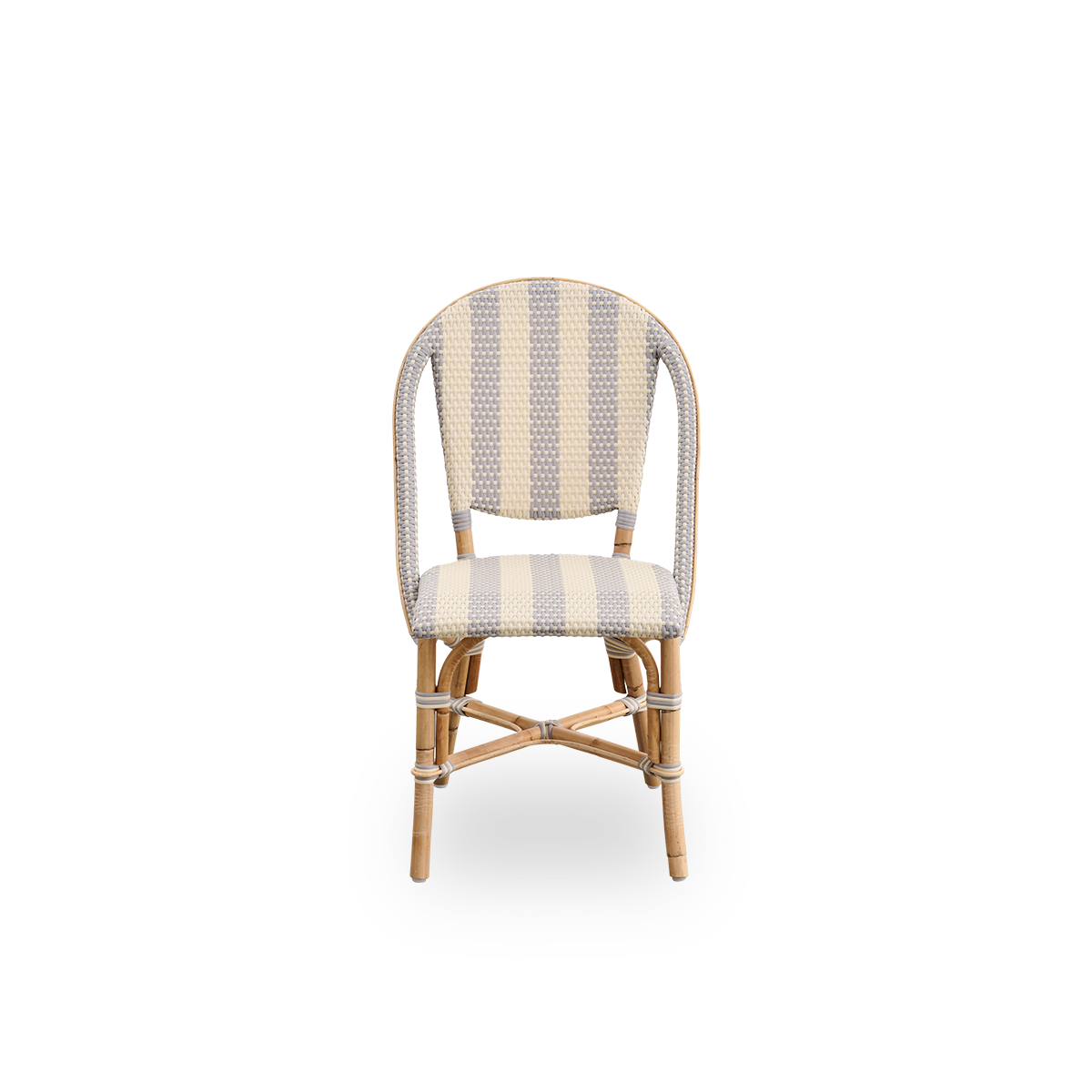 Vista frontal de la silla de comedor de ratán Sofie inspirada en el estilo de los cafés franceses.
Estructura de ratán con asiento y respaldo completamente tejidos a mano en ArtFibre con un diseño de rayas anchas en marfil y gris. Silla bistró de ratán ap