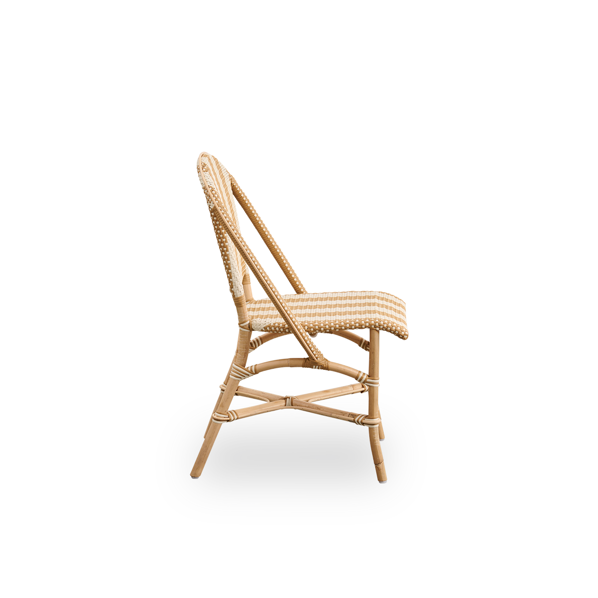 Vista lateral de la silla de comedor Sofie de ratán, inspirada en el estilo de café francés. Estructura de ratán con asiento y respaldo completamente tejidos a mano en ArtFibre con rayas anchas en marfil y miel. Silla de bistró de ratán apilable.