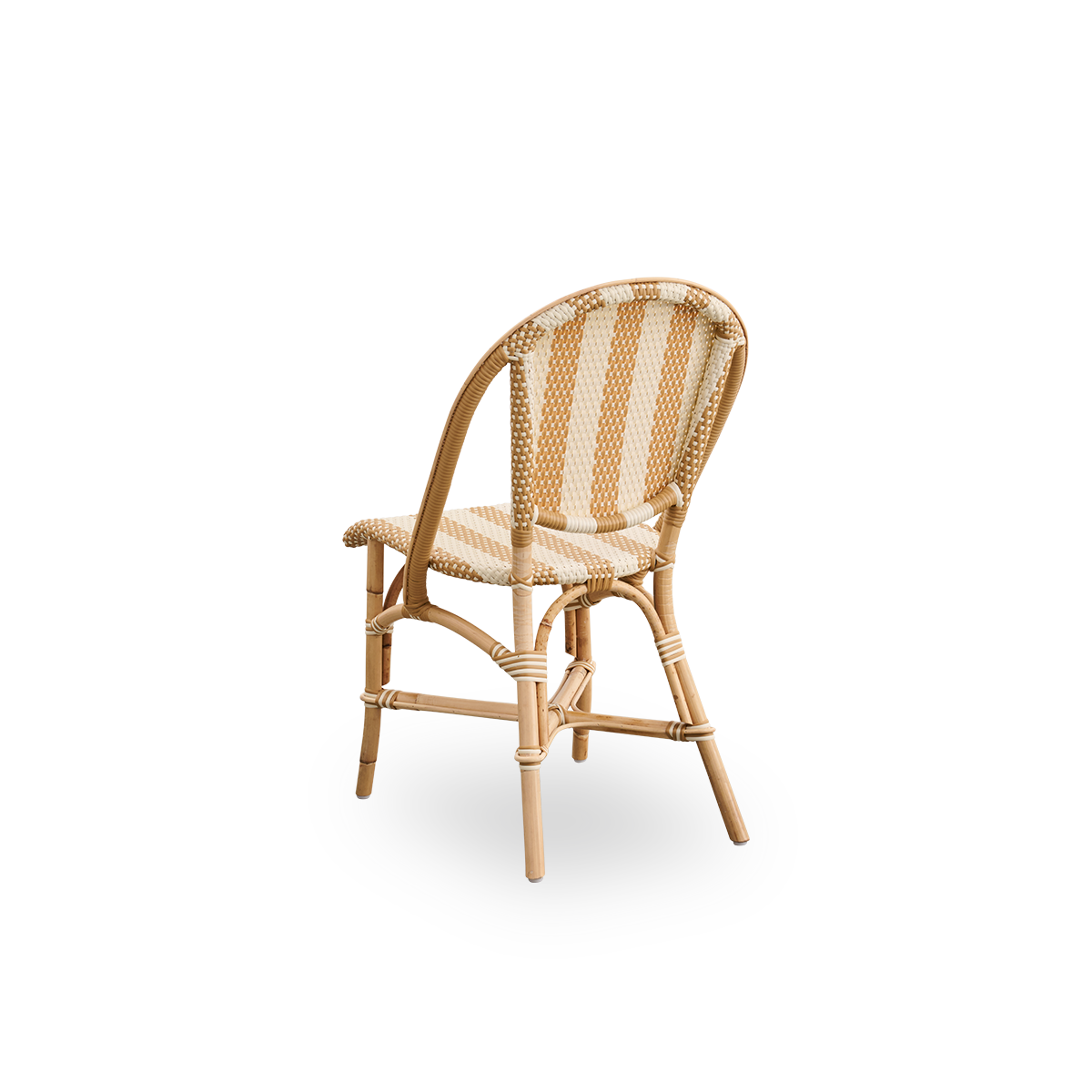 Vista trasera de la silla de comedor Sofie de ratán, inspirada en el estilo de café francés.
Estructura de ratán con asiento y respaldo completamente tejidos a mano en ArtFibre con patrón de rayas anchas en marfil y miel. Silla bistró de ratán apilable.