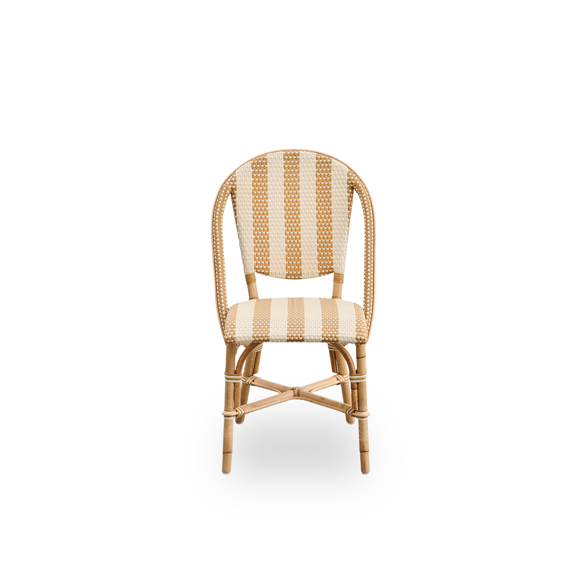 Vista frontal de la silla de comedor de ratán Sofie inspirada en el estilo de los cafés franceses.
Estructura de ratán con asiento y respaldo completamente tejidos a mano en ArtFibre con un diseño de rayas anchas en marfil y miel. Silla bistró de ratán ap