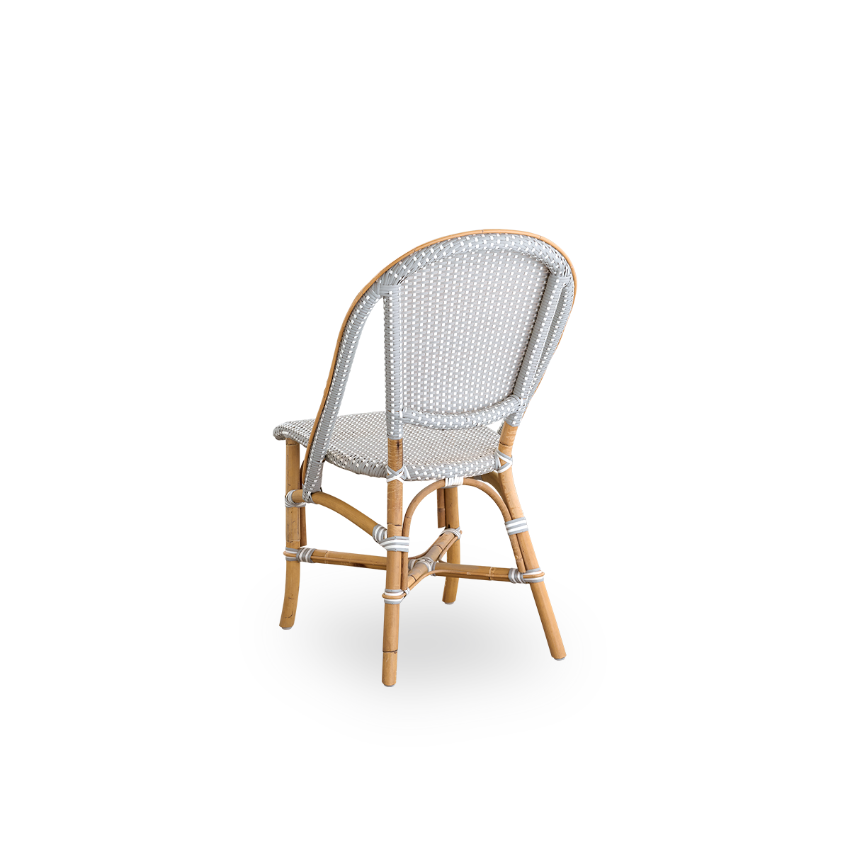 Vista trasera de la silla de comedor Sofie de ratán, inspirada en el estilo de café francés.
Estructura de ratán con asiento y respaldo completamente tejidos a mano en ArtFibre gris con puntos blancos. Silla bistró de ratán apilable.