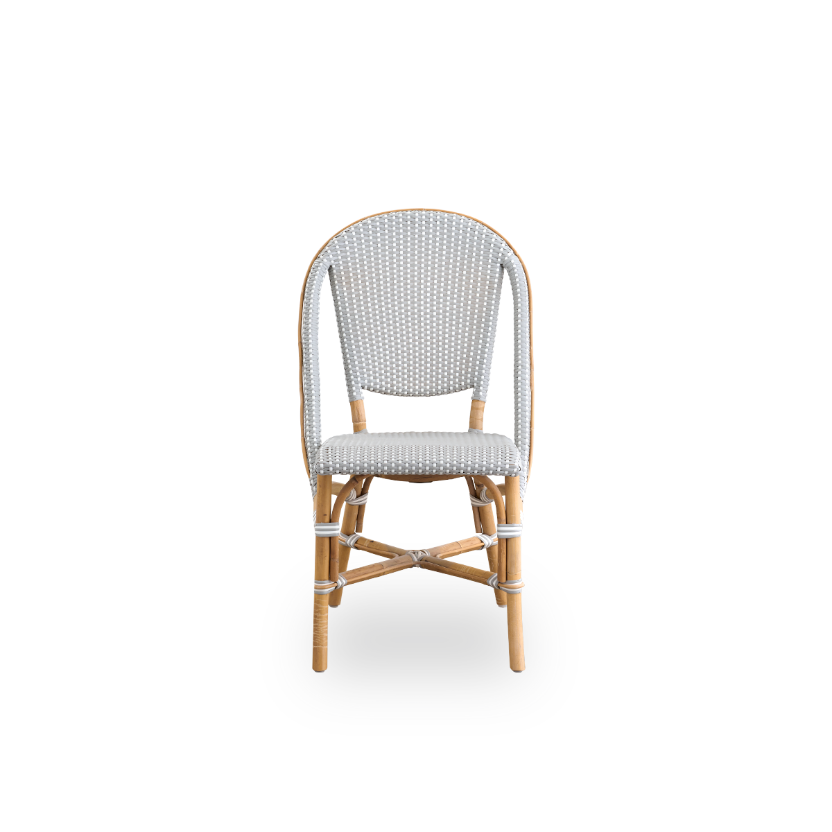 Vista frontal de la silla de comedor de ratán Sofie inspirada en el estilo de los cafés franceses.
Estructura de ratán con asiento y respaldo completamente tejidos a mano en ArtFibre de color gris con un diseño de puntos blancos. Silla bistró de ratán api