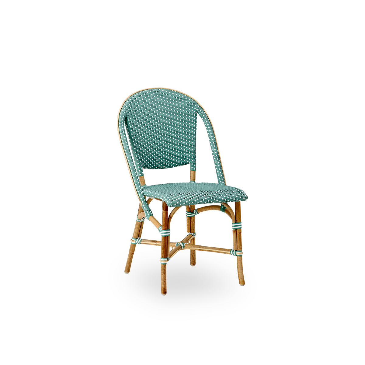 Vista lateral de la silla de comedor Sofie de ratán, inspirada en el estilo de café francés. Estructura de ratán con asiento y respaldo completamente tejidos, hechos a mano en ArtFibre verde salvia con patrón de puntos blancos. Silla bistró de ratán apila