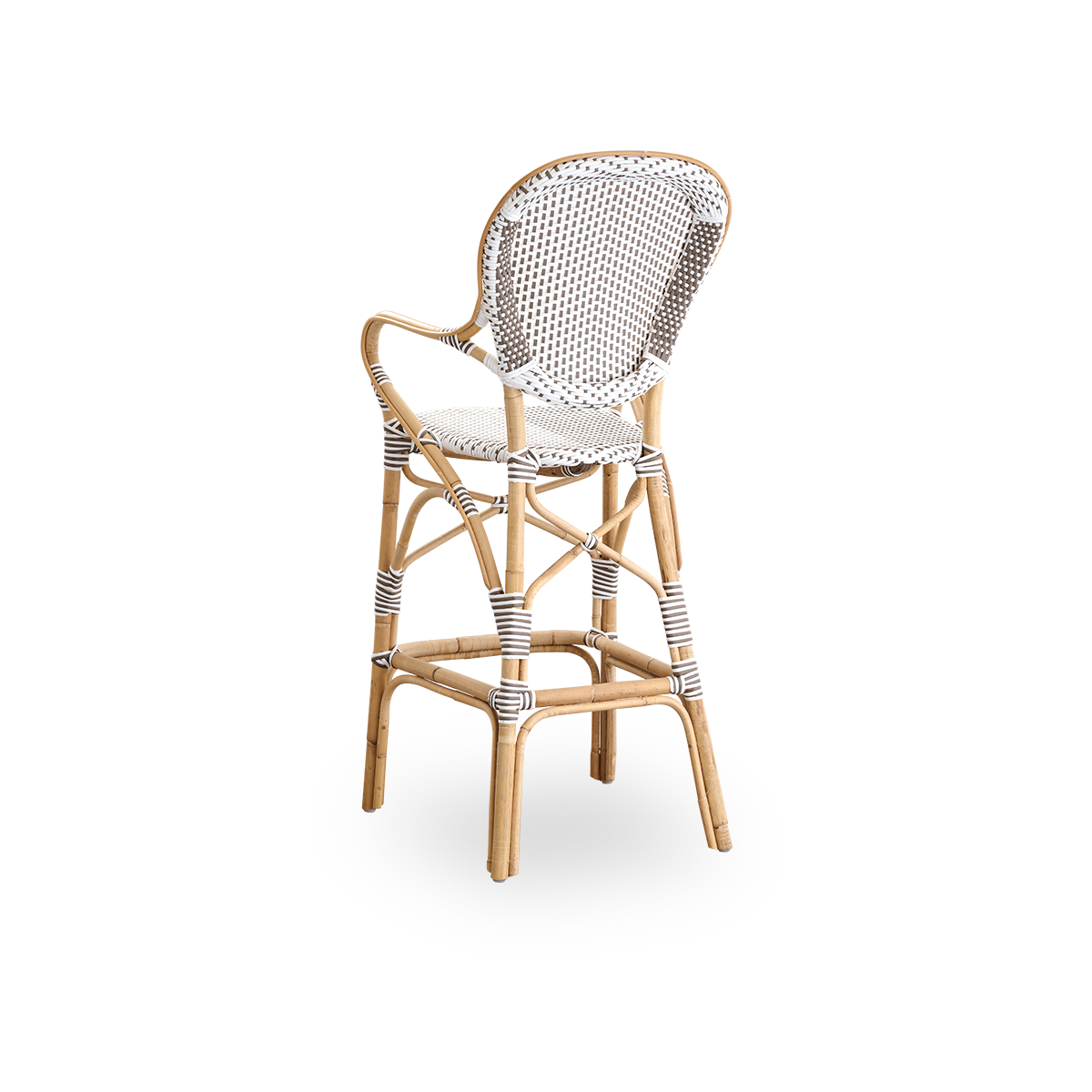 Vista trasera del taburete de bar Isabell con respaldo alto, reposabrazos y reposapiés.
Estructura de ratán natural con asiento de ArtFibre en color blanco con puntos color capuchino. Inspirado en el diseño de bistró de los años 50.