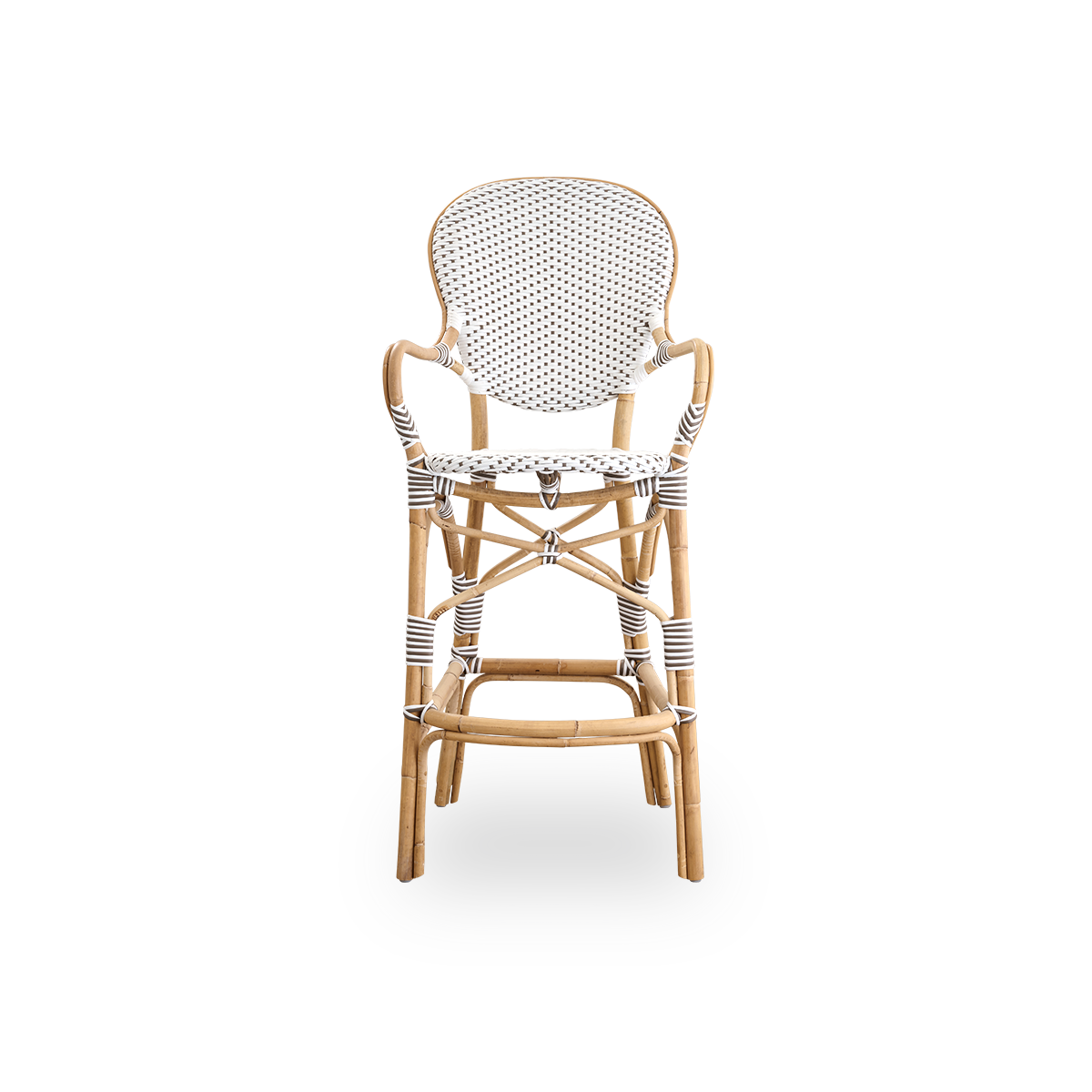 Vista frontal del taburete de bar Isabell con respaldo alto, reposabrazos y reposapiés.
Estructura de ratán natural con asiento de ArtFibre en color blanco con puntos color capuchino. Inspirado en el diseño de los bistrós de los años 50.