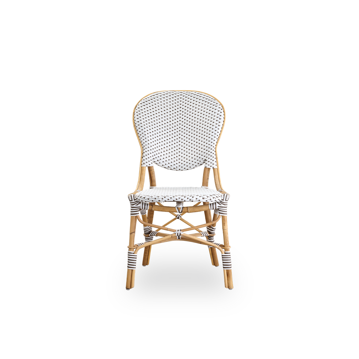 Vista frontal de la silla de comedor Isabell.
Estructura de ratán con asiento y respaldo de ArtFibre blanca con puntos marrones. Inspirada en el diseño de los bistrós de los años 50.