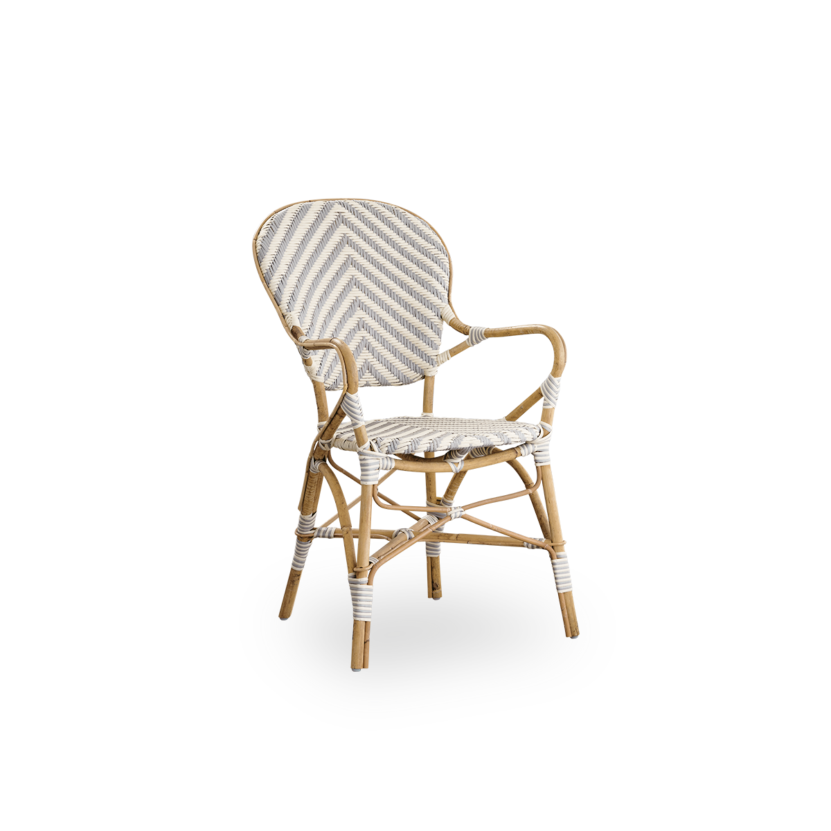 Vista lateral de la silla de comedor Isabell con reposabrazos. Estructura de ratán con asiento y respaldo en ArtFibre con patrón de espiga en marfil y gris. Inspirada en el diseño de bistró de los años 50.