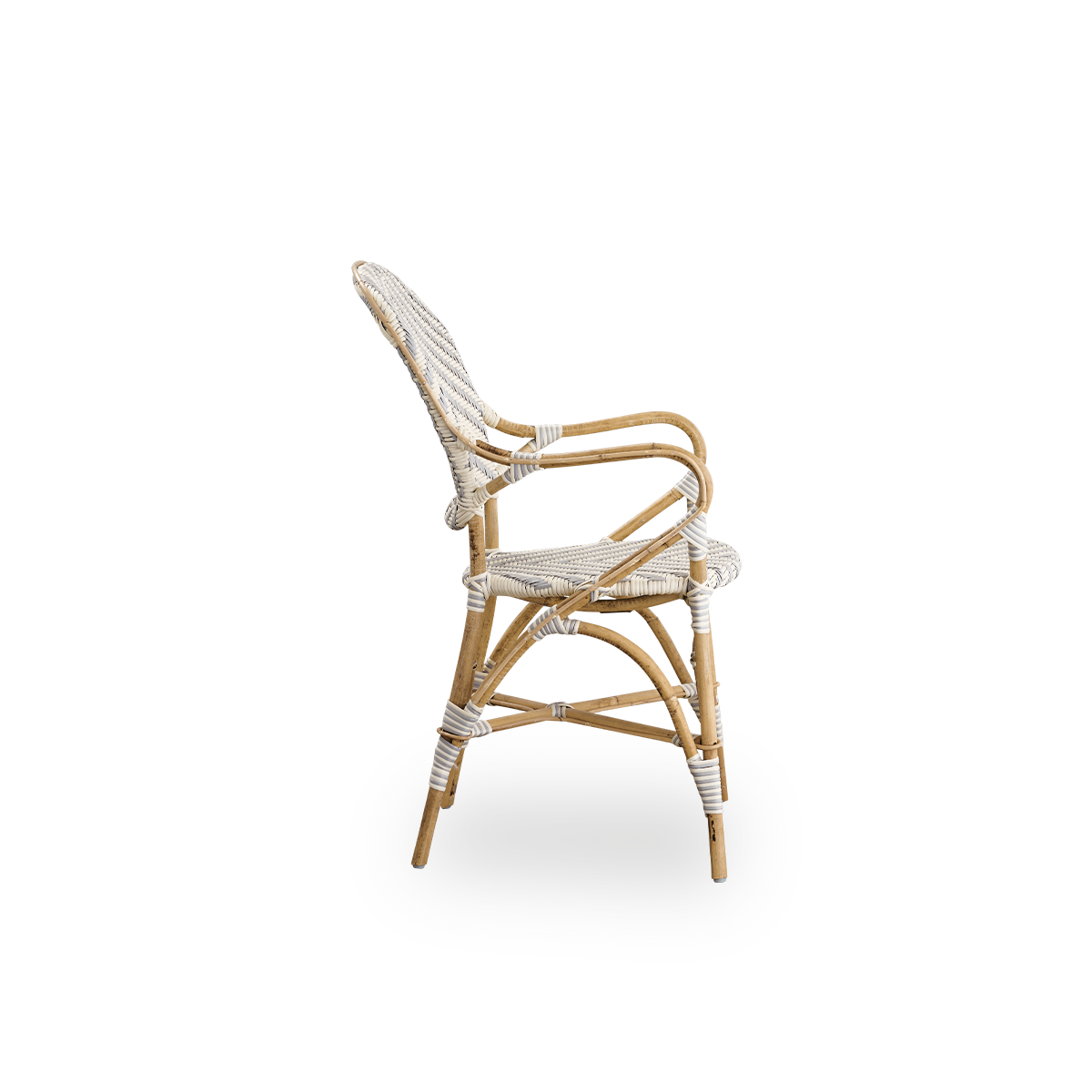 Vista lateral de la silla de comedor Isabell con reposabrazos. Estructura de ratán con asiento y respaldo en ArtFibre con patrón de espiga en marfil y gris. Inspirado en el diseño de bistró de los años 50.