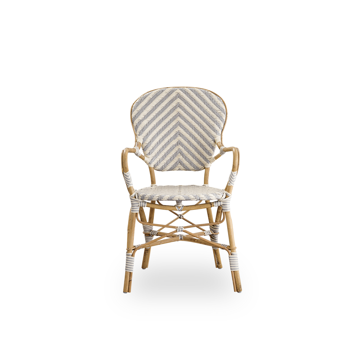 Vista frontal de la silla de comedor Isabell con reposabrazos.
Estructura de ratán con asiento y respaldo de ArtFibre en un patrón de espiga en marfil y gris. Inspirada en el diseño de los bistrós de los años 50.