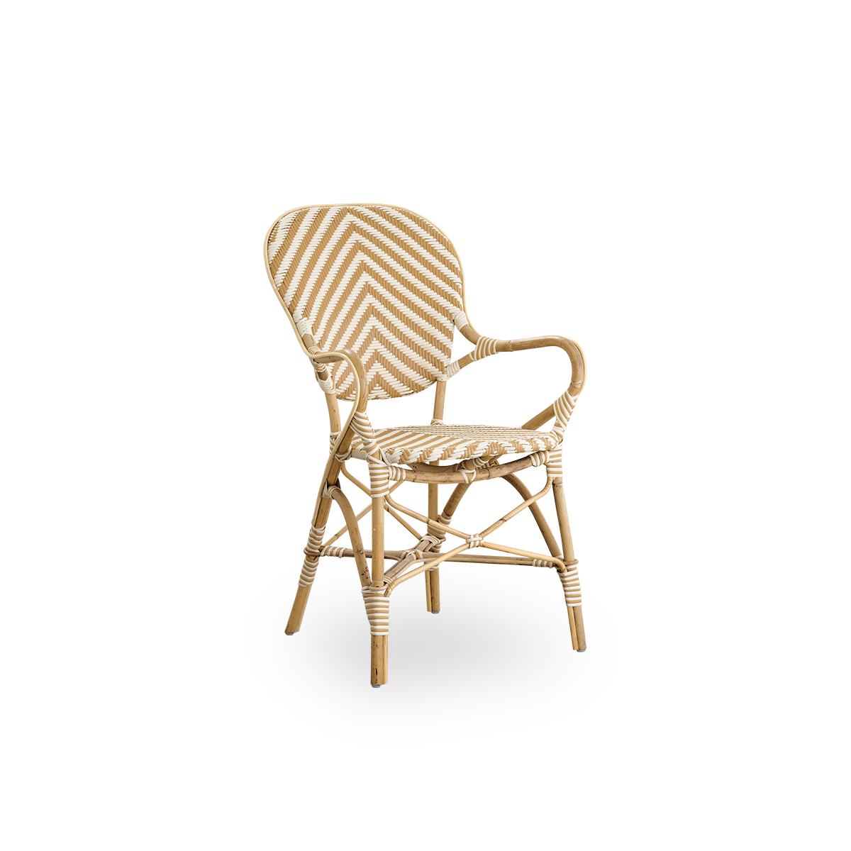 Vista lateral de la silla de comedor Isabell con reposabrazos. Estructura de ratán con asiento y respaldo en ArtFibre con patrón de espiga en marfil y gris. Inspirada en el diseño de bistró de los años 50.