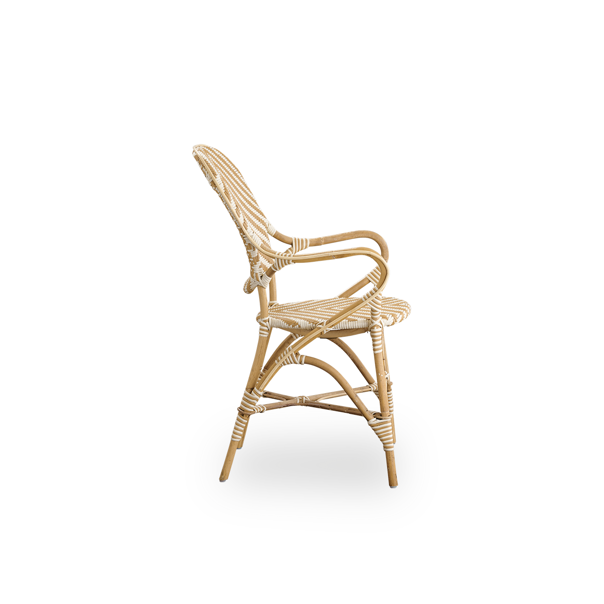 Vista lateral de la silla de comedor Isabell con reposabrazos. Estructura de ratán con asiento y respaldo en ArtFibre con patrón de espiga en marfil y gris. Inspirado en el diseño de bistró de los años 50.