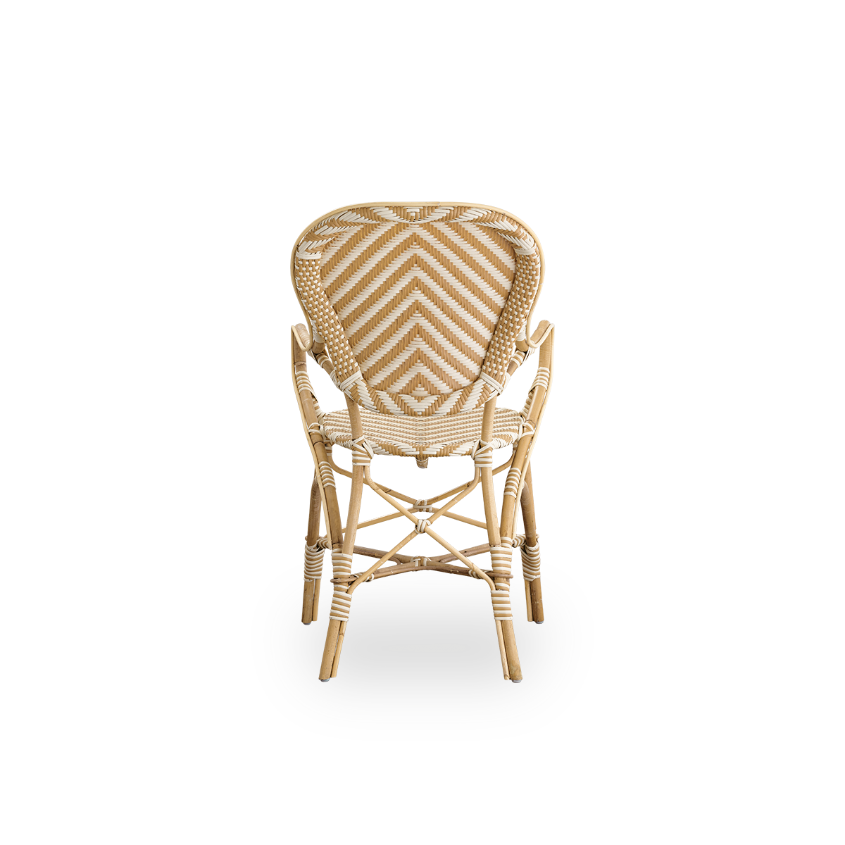 Vista desde atrás de la silla de comedor Isabell con reposabrazos. Estructura de ratán con asiento y respaldo de ArtFibre con un patrón de espiga en color marfil y gris. Inspirada en el diseño de bistró de los años 50.