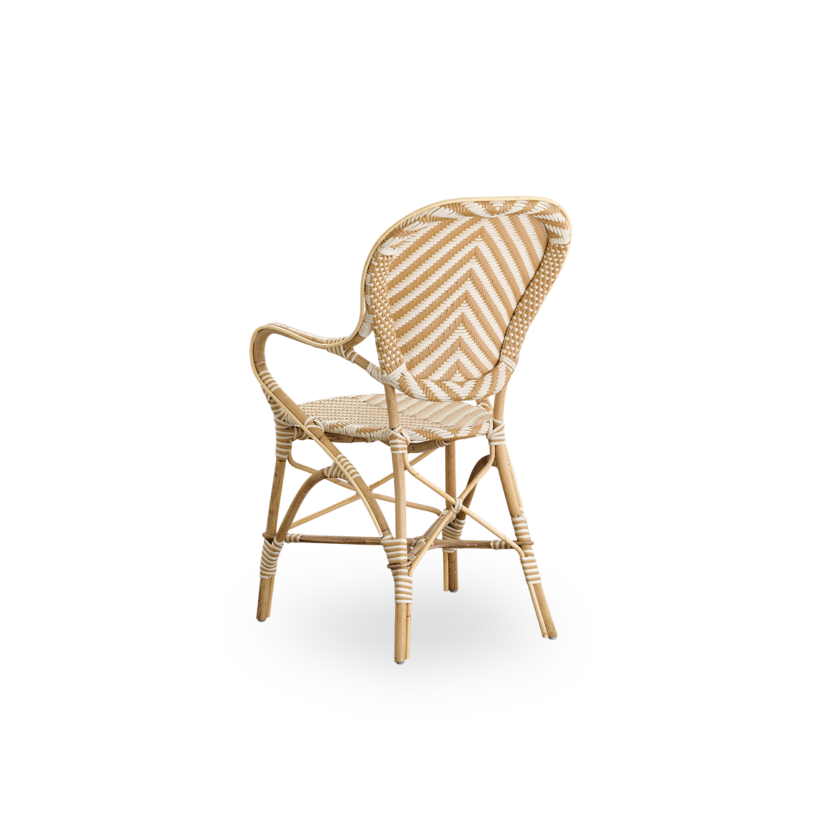 Vista trasera de la silla de comedor Isabell con reposabrazos.
Estructura de ratán con asiento y respaldo de ArtFibre en un patrón de espiga en color marfil y gris. Inspirada en el diseño de bistró de los años 50.