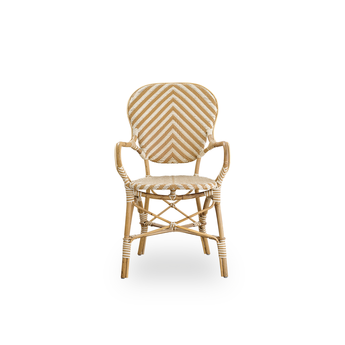 Vista frontal de la silla de comedor Isabell con reposabrazos.
Estructura de ratán con asiento y respaldo de ArtFibre en un patrón de espiga en marfil y gris. Inspirada en el diseño de los bistrós de los años 50.
