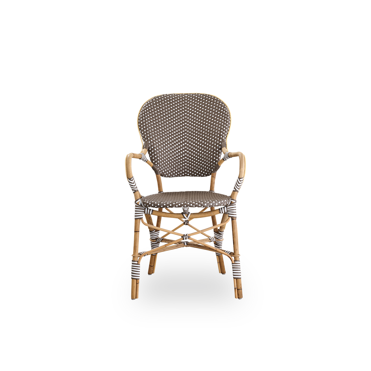 Vista frontal de la silla de comedor Isabell con reposabrazos.
Estructura de ratán con asiento y respaldo de ArtFibre marrón con puntos blancos. Inspirada en el diseño de los bistrós de los años 50.