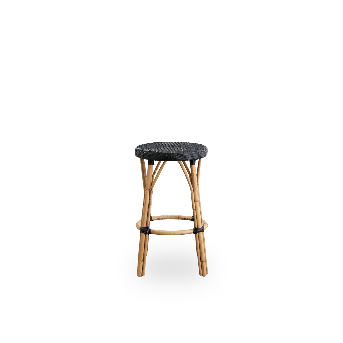 Vista frontal del taburete de mostrador Simone, altura 68 cm.
Estructura de ratán con reposapiés y asiento redondo completamente tejido a mano en ArtFibre de color negro. Taburete apilable.
