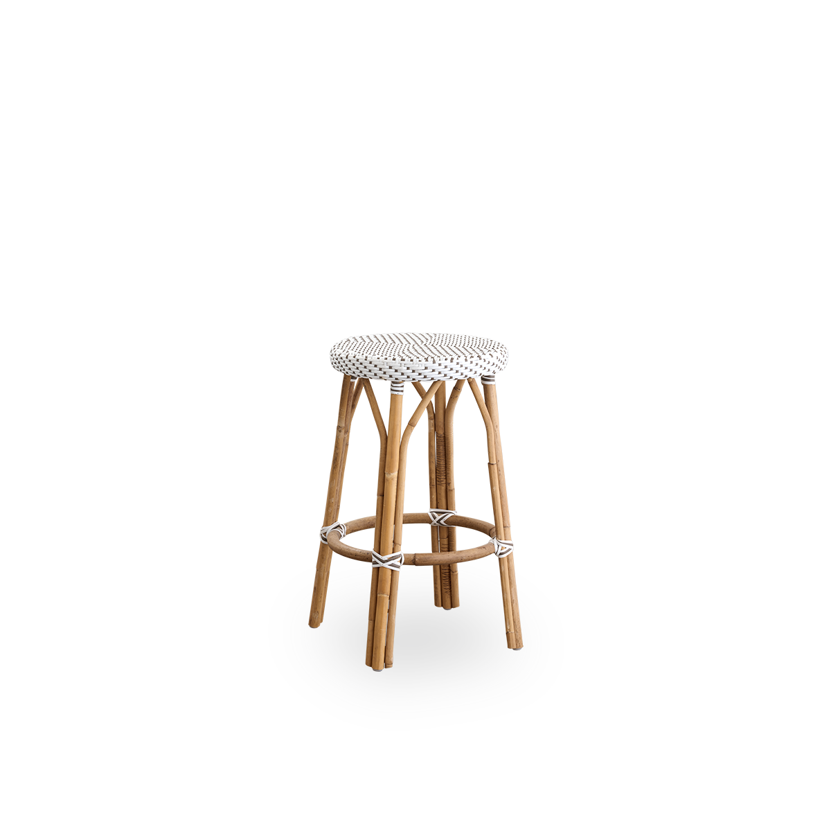 Vista lateral del taburete de barra Simone, altura 68 cm. Estructura de ratán con reposapiés y asiento redondo completamente tejido, hecho a mano en ArtFibre blanco con patrón de puntos marrones. Taburete apilable.