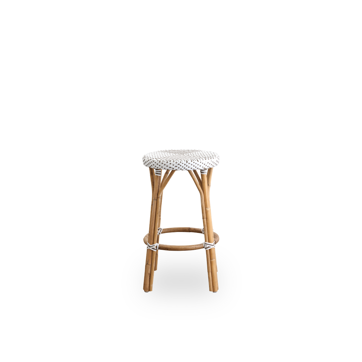 Vista frontal del taburete de mostrador Simone, altura 68 cm.
Estructura de ratán con reposapiés y asiento redondo completamente tejido a mano en ArtFibre de color blanco con un diseño de puntos marrones. Taburete apilable.