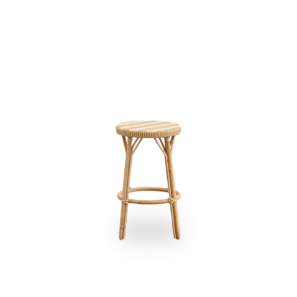 Vista lateral del taburete de mostrador Simone altura 68 cm. Estructura de ratán con reposapiés, con asiento redondo completamente tejido a mano en ArtFibre con patrón de rayas anchas en marfil y miel. Taburete apilable.